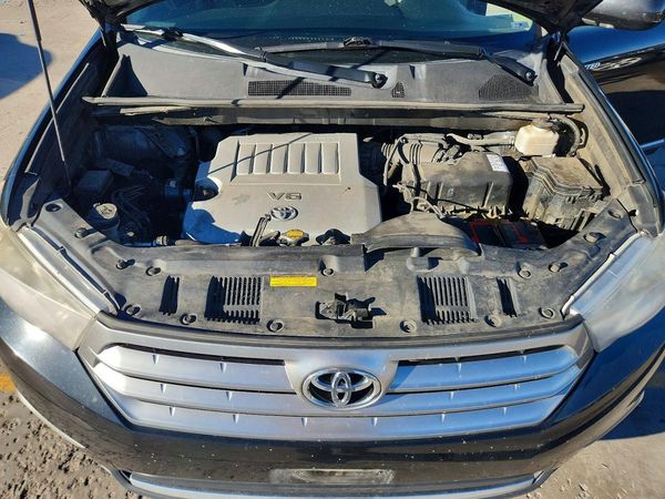 2012 TOYOTA HIGHLANDER Base/Hybrid — Engine bay