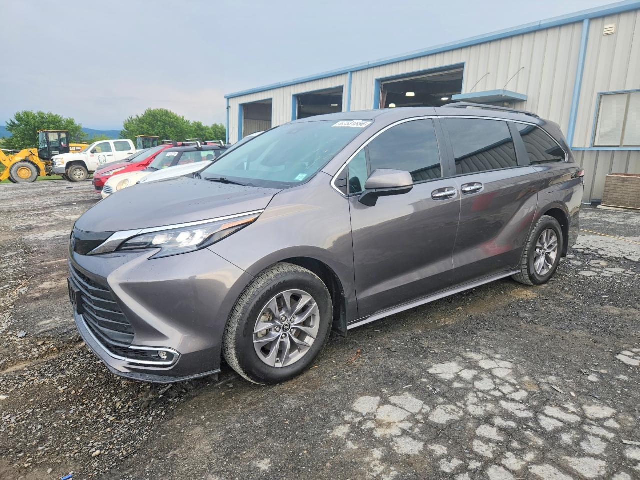 2024 TOYOTA SIENNA XLE