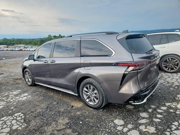 2024 TOYOTA SIENNA XLE
