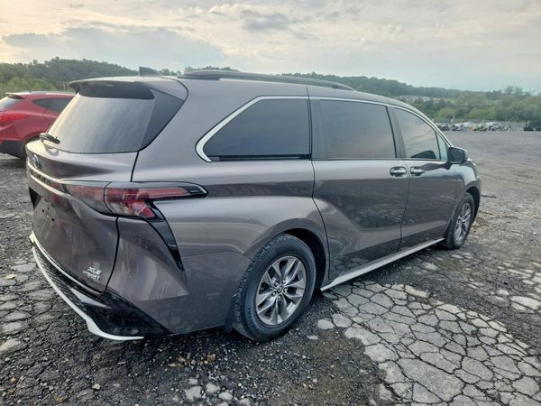 2024 TOYOTA SIENNA XLE