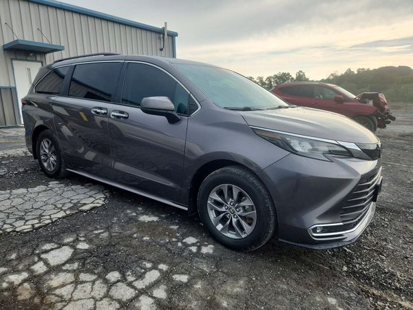 2024 TOYOTA SIENNA XLE