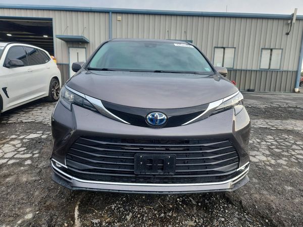 2024 TOYOTA SIENNA XLE