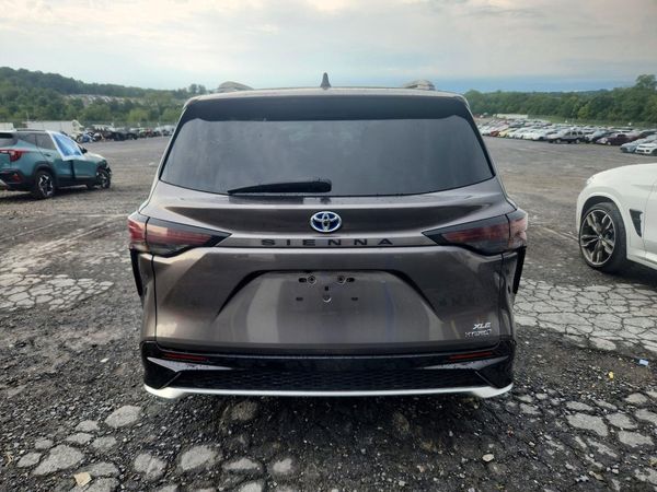 2024 TOYOTA SIENNA XLE