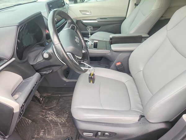 2024 TOYOTA SIENNA XLE