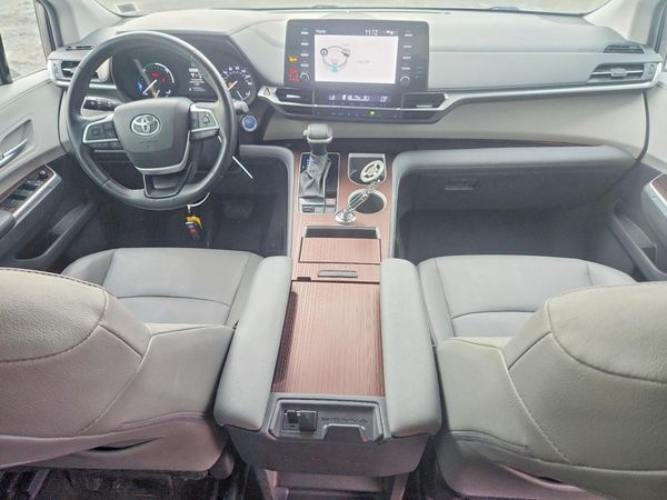 2024 TOYOTA SIENNA XLE