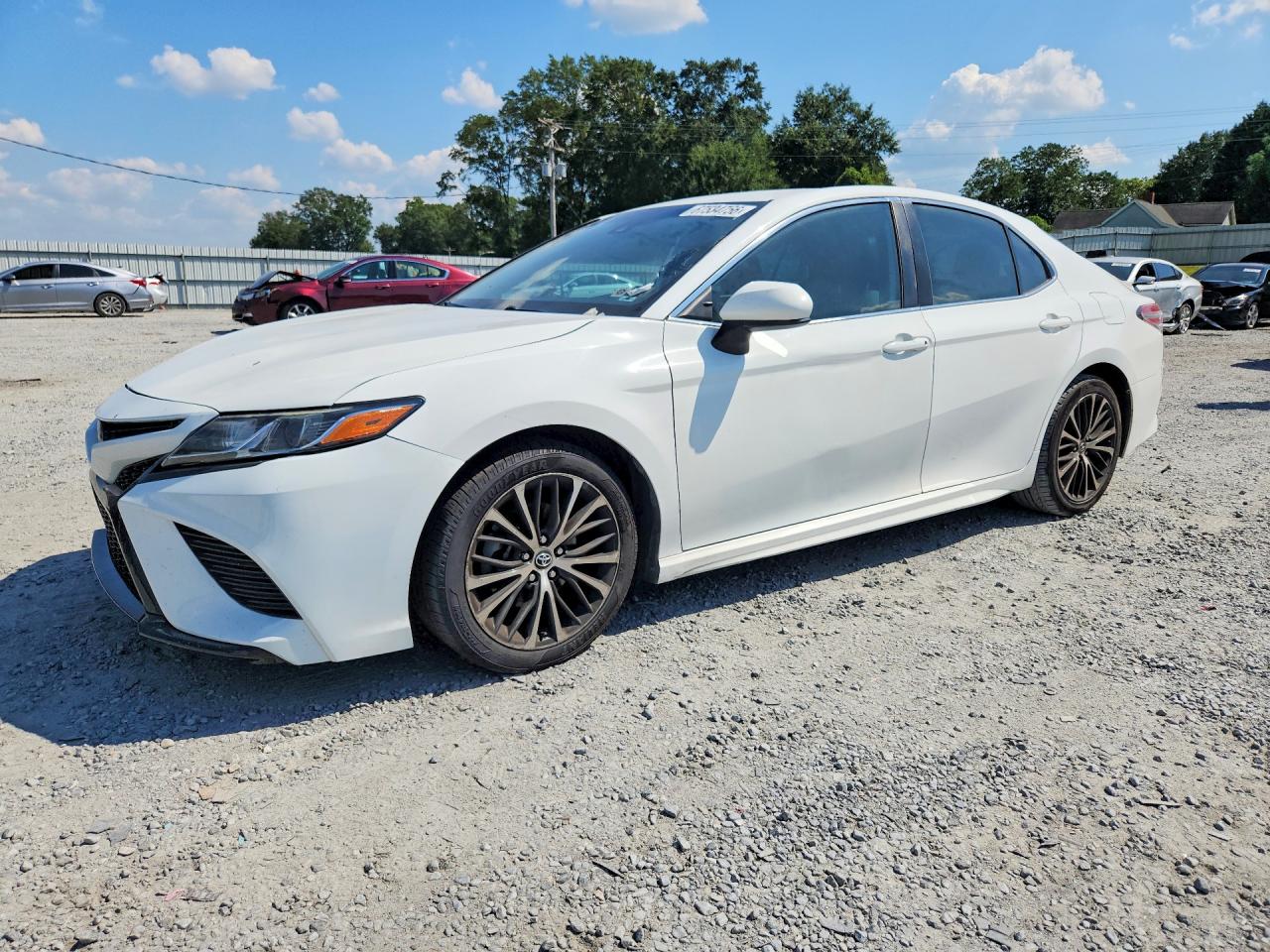 2020 TOYOTA CAMRY SE — Front 3/4