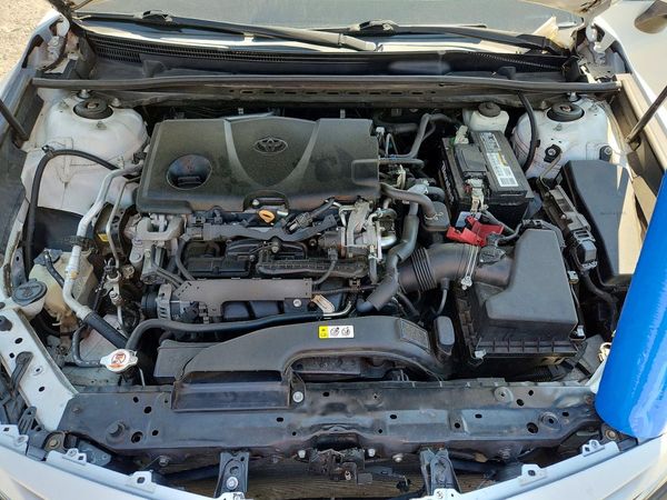 2020 TOYOTA CAMRY SE — Engine bay