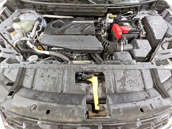 2023 NISSAN ROGUE SV — Engine bay
