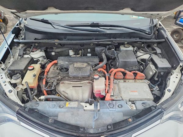 2016 TOYOTA RAV4 XLE (M Grade) — Engine bay