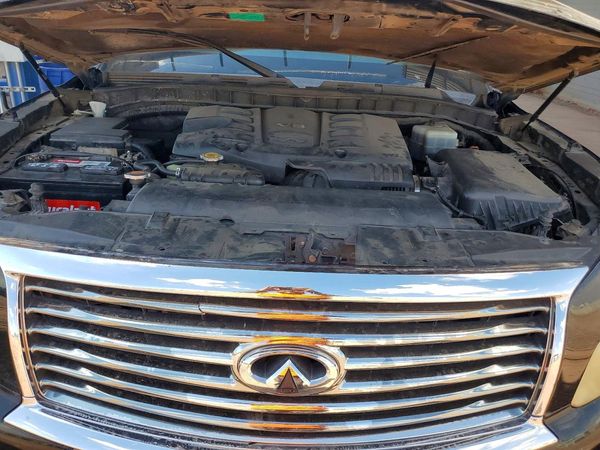 2013 INFINITI QX56 — Engine bay