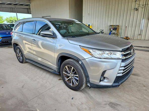 2017 TOYOTA HIGHLANDER SE/XLE — Passenger 3/4