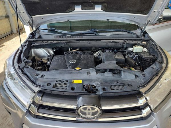 2017 TOYOTA HIGHLANDER SE/XLE — Engine bay