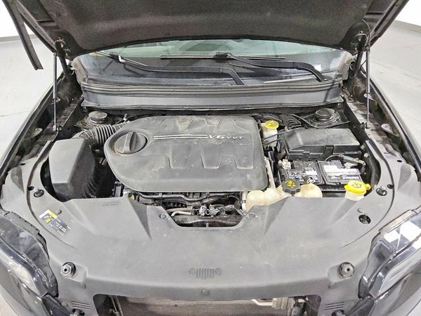 2019 JEEP CHEROKEE Limited — Engine bay