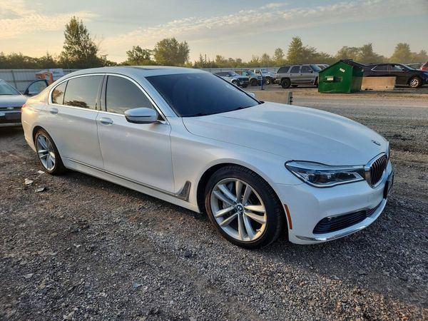 2017 BMW 750 xDrive — Passenger 3/4