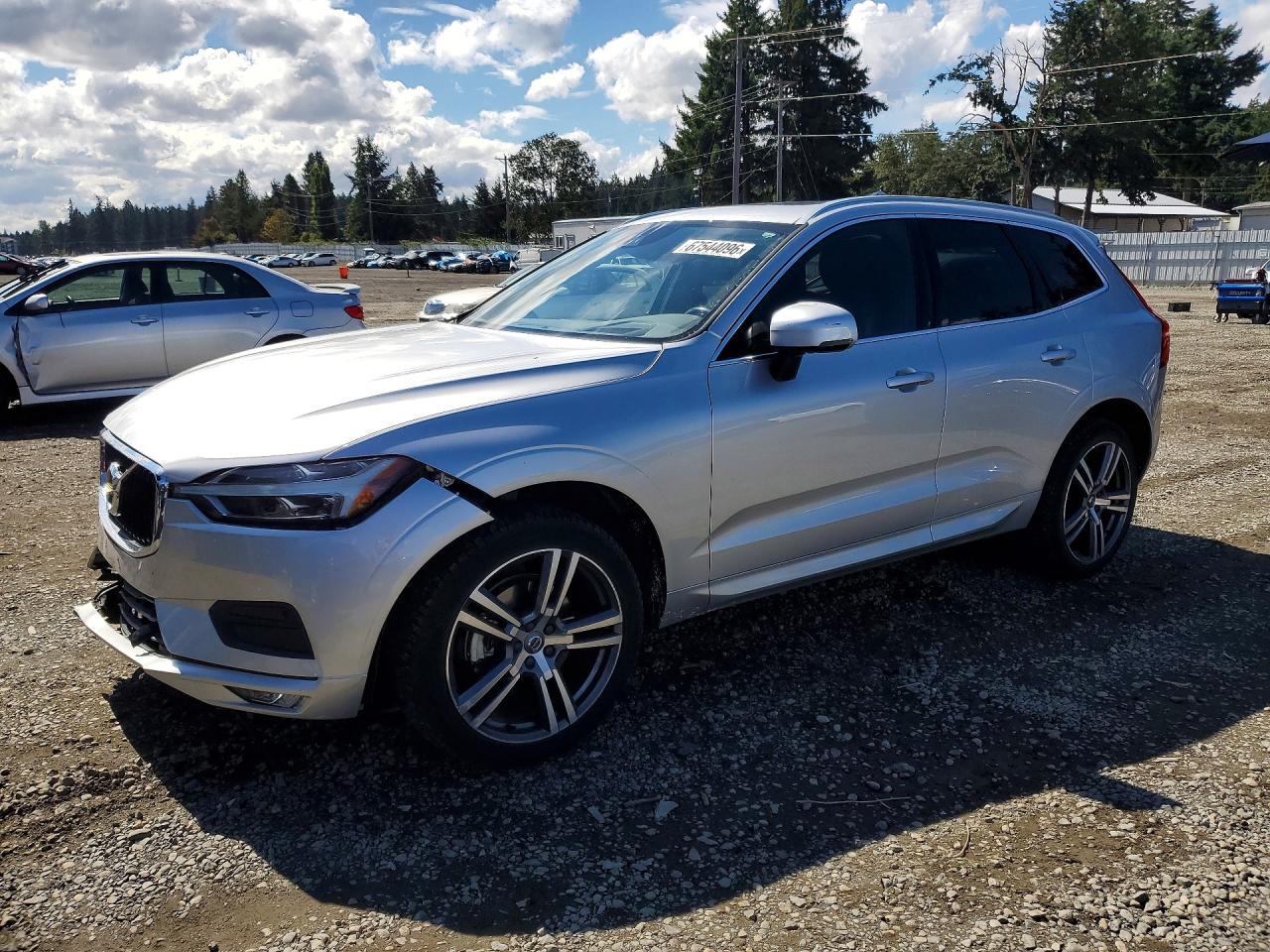 2021 VOLVO XC60 Momentum — Front 3/4