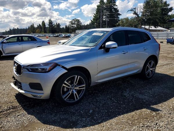 2021 VOLVO XC60 Momentum — Front 3/4