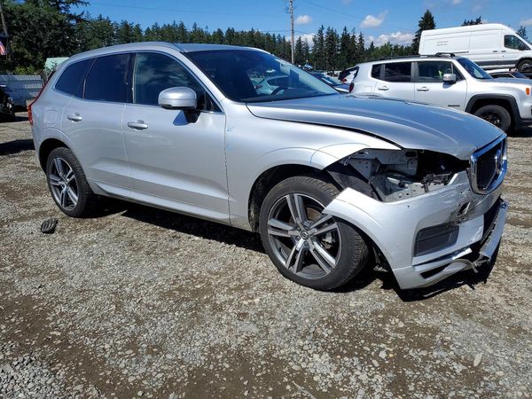 2021 VOLVO XC60 Momentum — Passenger 3/4