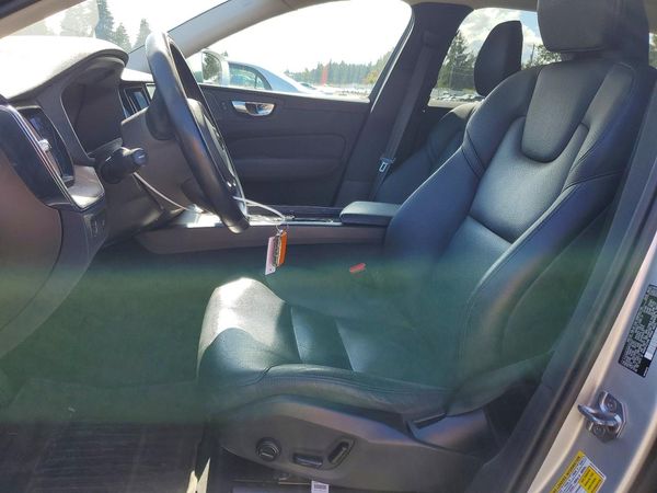 2021 VOLVO XC60 Momentum — DENT