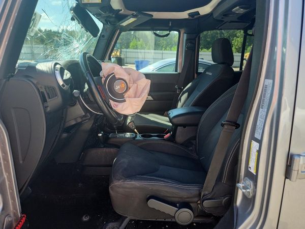 2018 JEEP WRANGLER Unlimited Sahara — DENT