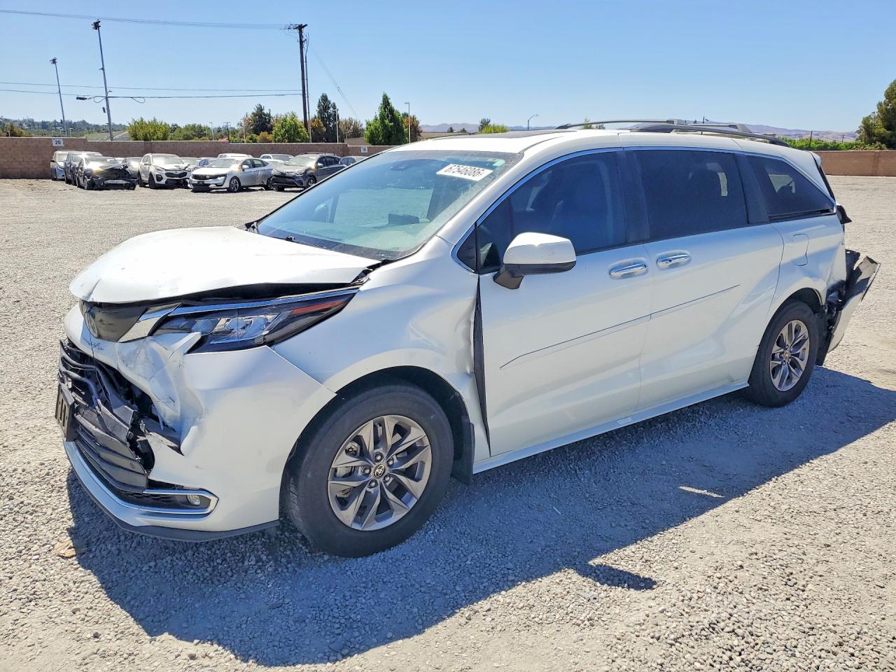 2022 TOYOTA SIENNA XLE — Front 3/4
