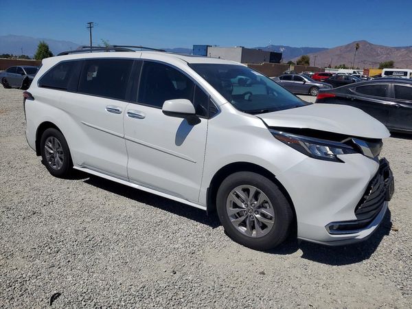 2022 TOYOTA SIENNA XLE — Passenger 3/4