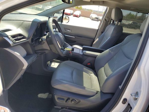 2022 TOYOTA SIENNA XLE — DENT