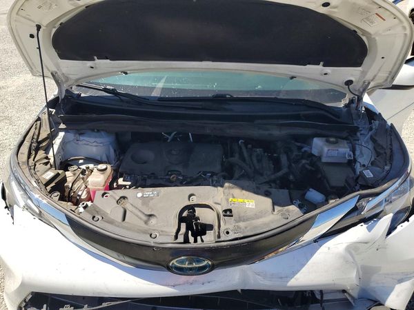 2022 TOYOTA SIENNA XLE — Engine bay