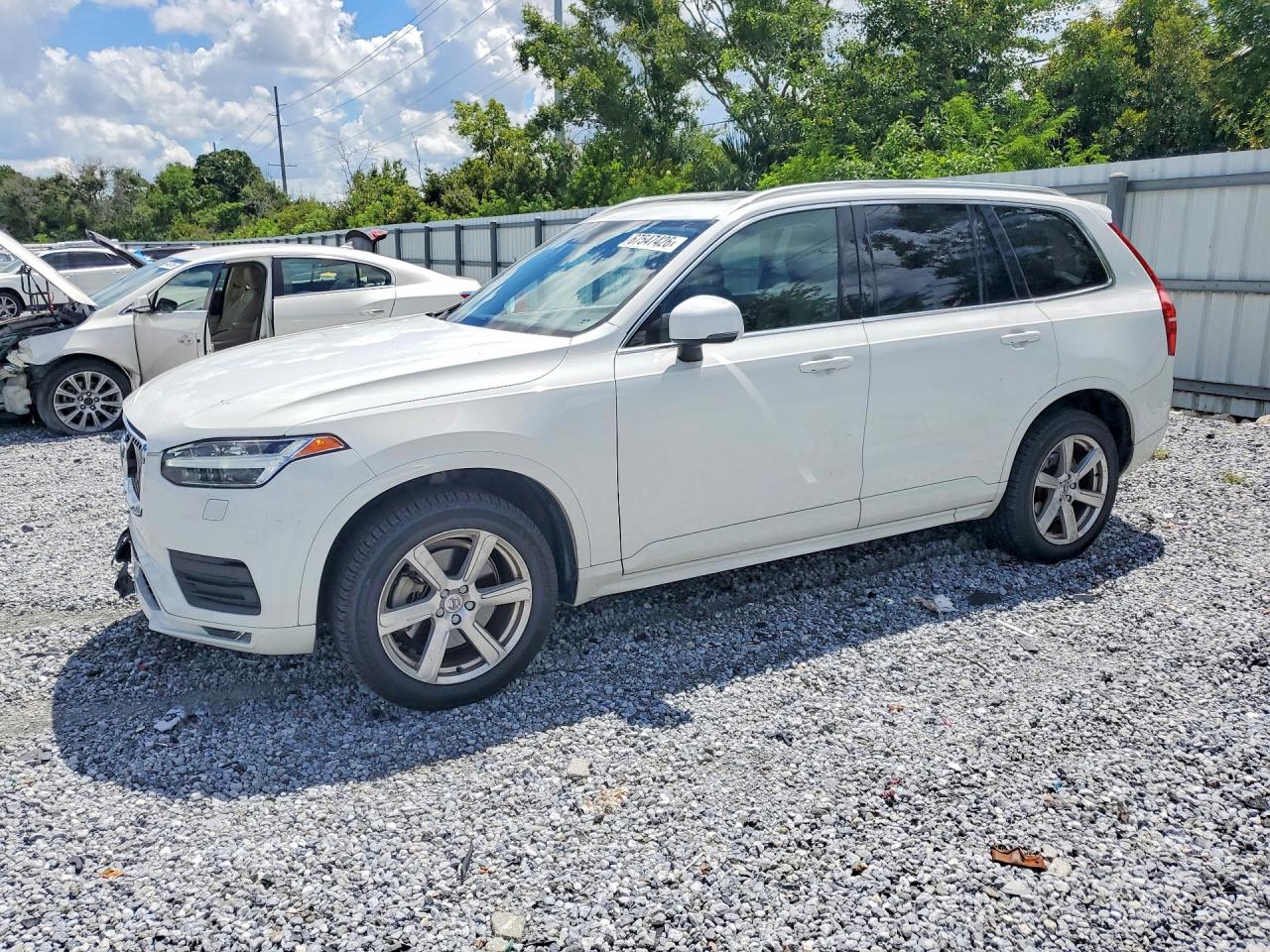 2021 VOLVO XC90 Momentum