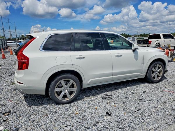 2021 VOLVO XC90 Momentum