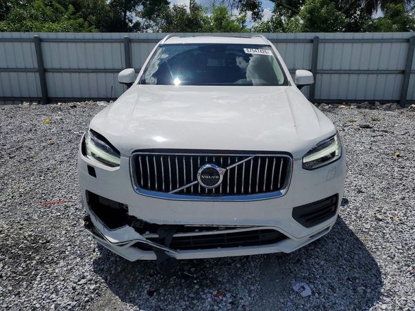 2021 VOLVO XC90 Momentum
