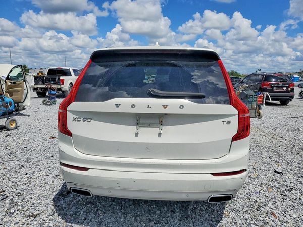 2021 VOLVO XC90 Momentum