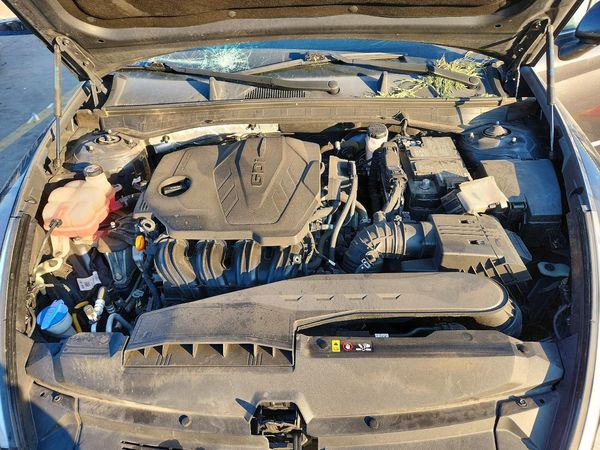 2021 HYUNDAI SONATA SE — Engine bay