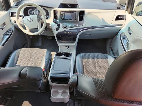 2014 TOYOTA SIENNA