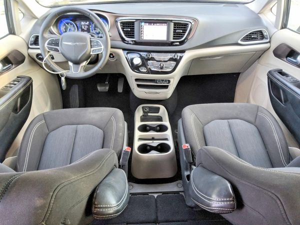 2023 CHRYSLER VOYAGER LX