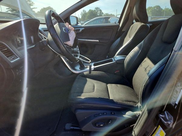 2015 VOLVO XC60 Base (non R design)