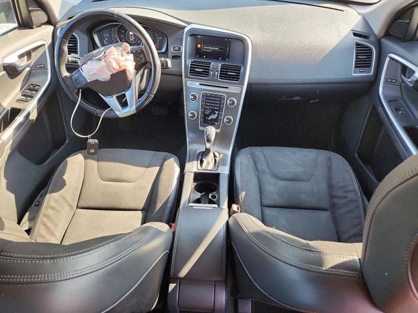 2015 VOLVO XC60 Base (non R design)