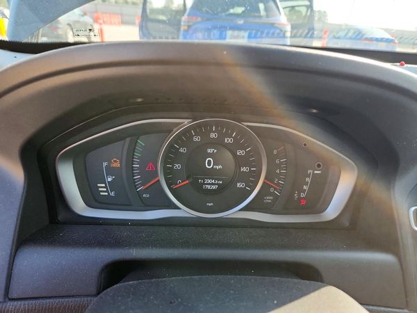 2015 VOLVO XC60 Base (non R design)