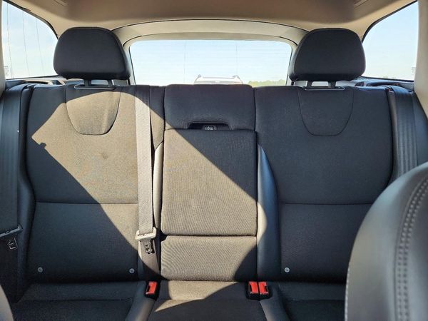 2015 VOLVO XC60 Base (non R design)