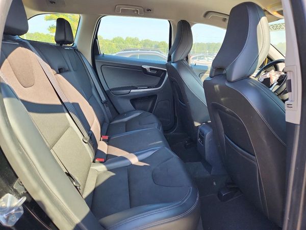 2015 VOLVO XC60 Base (non R design)