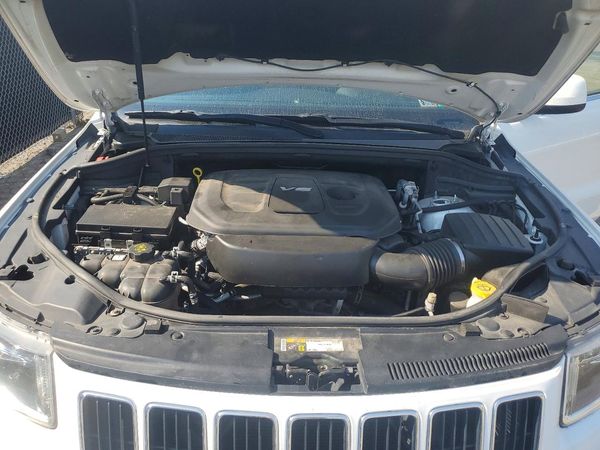 2016 JEEP GRAND CHEROKEE Laredo — Engine bay