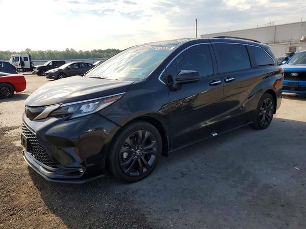 2024 TOYOTA SIENNA XSE — Front 3/4