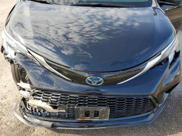 2024 TOYOTA SIENNA XSE — Engine bay