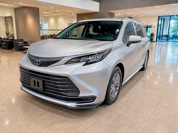 2022 TOYOTA SIENNA LE