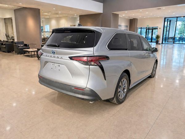 2022 TOYOTA SIENNA LE