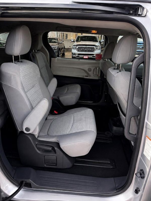 2022 TOYOTA SIENNA LE