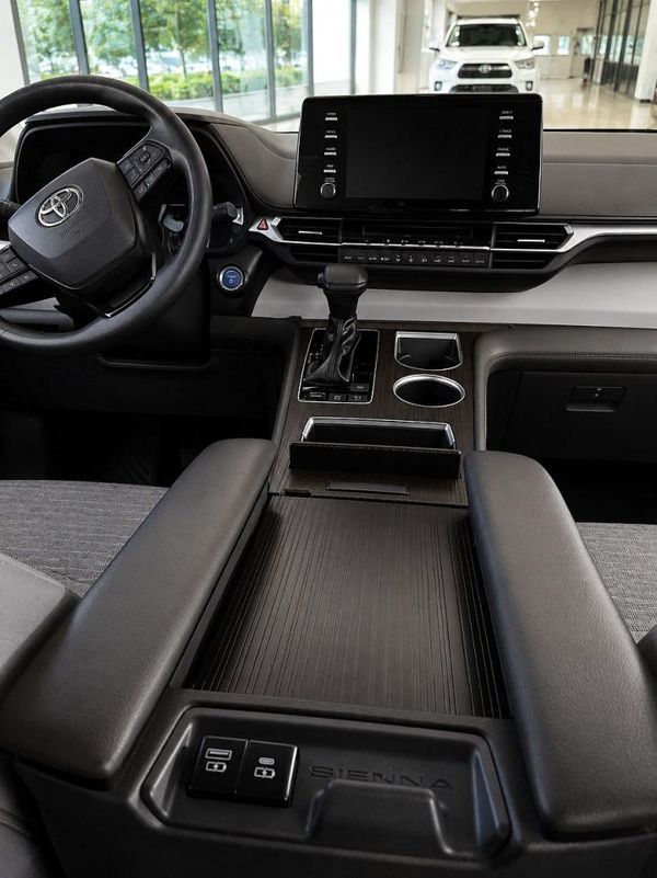 2022 TOYOTA SIENNA LE