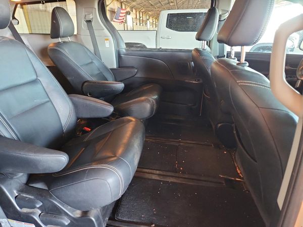 2019 TOYOTA SIENNA SE/SE Premium