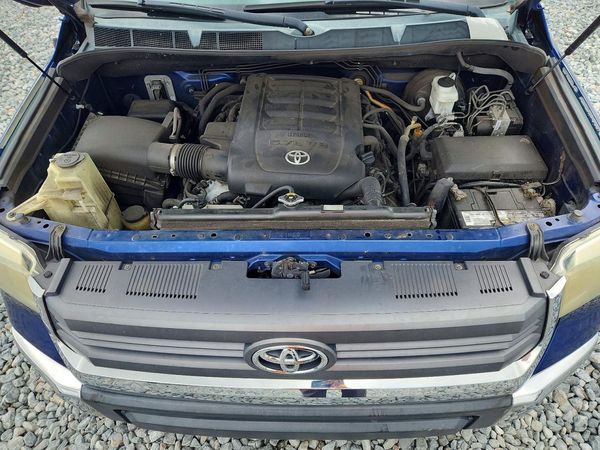 2014 TOYOTA TUNDRA SR5 — Engine bay