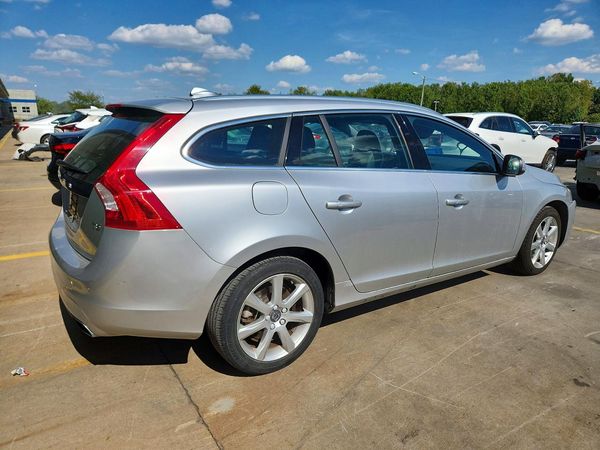 2017 VOLVO V60 Platinum