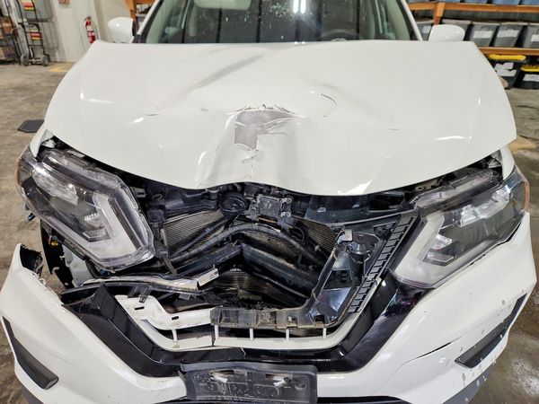 2018 NISSAN ROGUE — Engine bay